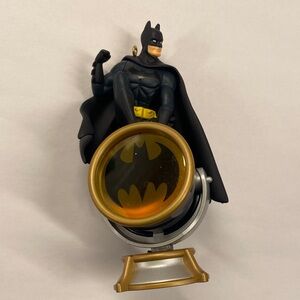 Batman Ornament with Light-Up Batman Signal Light (battery)